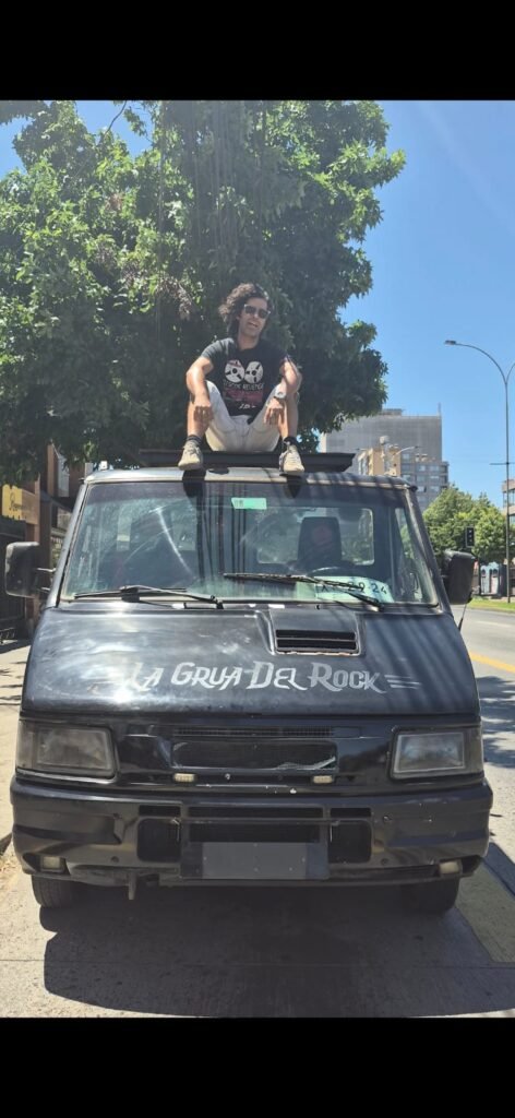 Frontal de La Grúa del Rock con su rotulado pintado a mano