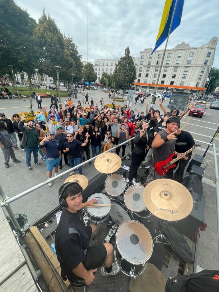 La Grúa del Rock montada como escenario en la calle